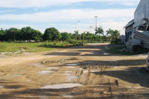 Đường vào Khu công nghiệp Tây Bắc Ga mở rộng lầy lội với nhiều “ổ gà, ổ trâu”
