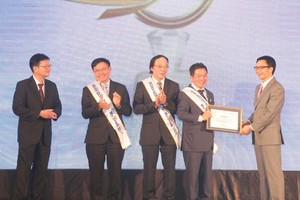 Phó Thủ tướng Chính phủ Vũ Đức Đam trao giải thưởng Ngân hàng điện tử được yêu thích nhất Việt Nam – 
My Ebank 2014 cho ông Kiều Hữu Dũng – Chủ tịch HĐQT