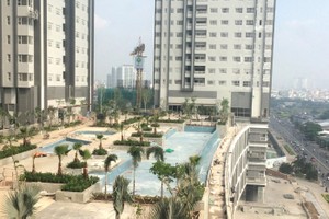Hồ bơi tràn tọa lạc tại tầng 5 của Dự án Sunrise City - Central Towers đang dần được hoàn thiện mỗi ngày