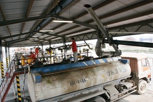 Xăng dầu xuống dốc nhanh, cước vận tải… nhá phanh bò dần!