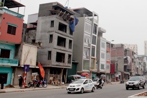 Hà Nội hiện còn 192 nhà trong tổng số 600 công trình siêu mỏng, siêu méo.
Ảnh: Hoài Nam