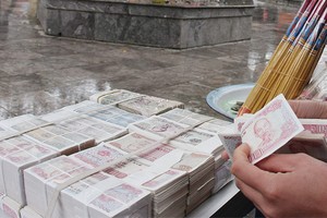 Để đổi 1 tép tiền lẻ mệnh giá 500 đồng, khách hàng có thể phải trả gấp đôi chi phí