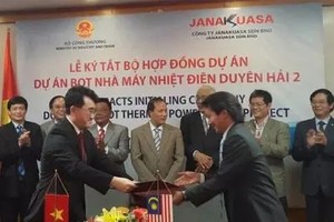 Ông Đăng Huy Cường (trái), Tổng cục trưởng Tổng cục Năng lượng, Bộ Công thương và đại diện Công ty Janakuasa