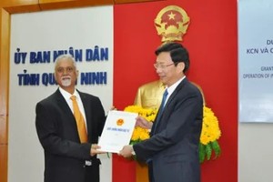 Chủ tịch UBND tỉnh Quảng Ninh Nguyễn Văn Đọc
trao Giấy chứng nhận đầu tư cho chủ đầu tư