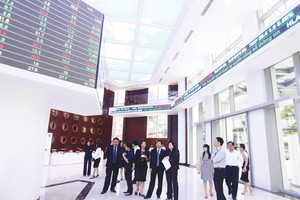 Đến cuối quý III/2014, giá trị vốn hóa của các cổ phiếu trong VN30 đạt 633.319 tỷ đồng, chiếm 59,16 % tổng giá trị vốn hóa toàn thị trường.
Ảnh: Lê Toàn