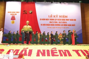 Đại tướng Phùng Quang Thanh - Ủy viên Bộ Chính trị, Phó Bí thư Quân ủy Trung ương, Bộ trưởng Bộ Quốc phòng gắn Huân chương Lao động hạng Nhất lên Quân kỳ Quyết thắng