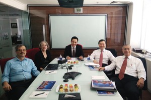 Tổng giám đốc SAM, ông Louis Nguyễn (ngồi giữa) họp với thành viên Hội đồng quản trị