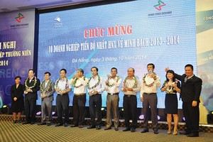 Vinh danh những DN có điểm minh bạch và công bố thông tin tốt hàng năm, là cách HNX và UBCK tạo động lực để các DN làm tốt công tác này -	Ảnh: Nguyễn Hữu Huân