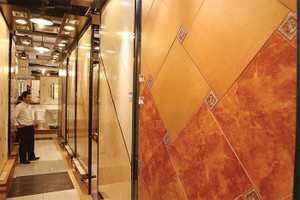 Khác với năm trước, gạch và đá ốp lát bán khá chạy thời điểm cuối năm 2014 - Ảnh: Hoài Nam