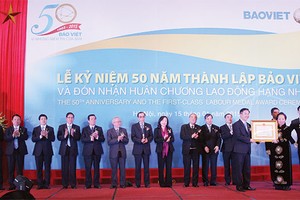 Chủ tịch HĐQT Đào Đình Thi thay mặt lãnh đạo Tập đoàn Bảo Việt đón nhận Huân chương Lao động Hạng Nhất do Phó Chủ tịch nước Nguyễn Thị Doan trao tặng