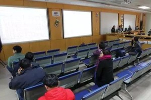 Lộ trình nới “room” vẫn là ẩn số, nhưng tâm lý nhà đầu tư trong và ngoài nước vẫn đang kỳ vọng chủ trương này được thực thi