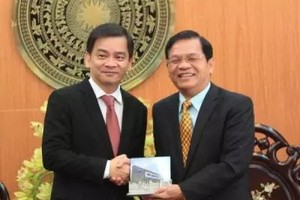 Ông Lê Viết Chữ và ông Kelvin Teo tại buổi tiếp