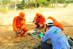 Cán bộ Viettel trao đổi với đồng nghiệp tại châu Phi