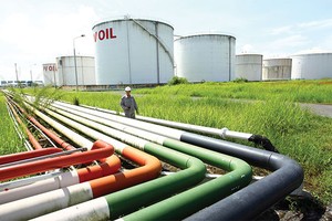 Giá xăng dầu giảm đang là vấn đề trung tâm chi phối các chính sách điều hành của Chính phủ