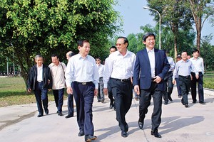 Nguyên Chủ tịch nước Nguyễn Minh Triết về thăm Nhà máy nhân dịp chuẩn bị khởi công dây chuyền 2