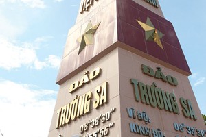 Tổ quốc, nhìn từ biển…