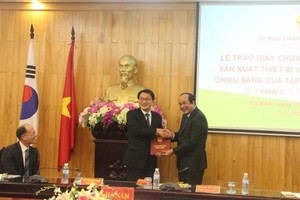 Bí thư Tỉnh ủy Hà Nam Mai Tiến Dũng (bên phải) trao Giấy chứng nhận đầu tư cho ông ông Kim Duk Yong, Chủ tịch Tập đoàn KMW (Hàn Quốc)