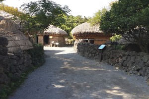 Những ngôi nhà Hanok, với tường trát bùn, nhà cột gỗ, sàn lát gỗ, sẵn sàng đưa du khách vào những giấc ngủ say nồng