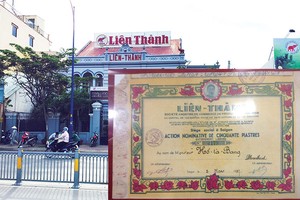 Tờ chứng khoán chụp tại Bảo tàng Hồ Chí Minh - Bến Nhà Rồng