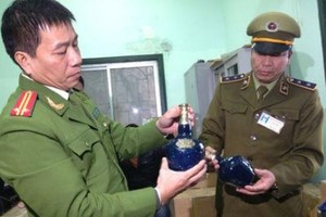 Cơ quan chức năng kiểm tra, bắt giữ lô hàng rượu giả