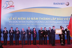 Chủ tịch HĐQT Đào Đình Thi thay mặt lãnh đạo Tập đoàn Bảo Việt đón nhận Huân chương Lao động Hạng Nhất do Phó Chủ tịch nước Nguyễn Thị Doan trao tặng