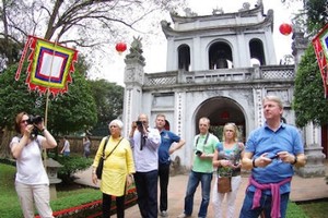 Nhiều khách du lịch nước ngoài lựa chọn đến Việt Nam dịp Tết