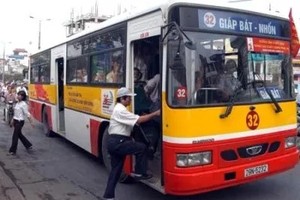 Gần đây, liên tục các doanh nghiệp kinh doanh xe buýt Hà Nội đưa cổ phần ra đấu giá trên sàn chứng khoán