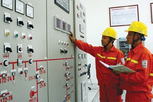 Mỗi lần giá điện tăng, các nhà tiêu thụ lớn như xi măng, sắt thép đều đứng ngồi không yên - Ảnh: Hoài Nam