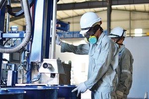 Công nhân đang thao tác trên dây chuyền đóng phuy tự động của Xưởng hóa chất