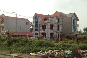 Những lô đất khu tái định cư tại Vĩnh Ngọc (Đông Anh) đã tăng khoảng 4 - 5 triệu đồng/m2 so với thời điểm trước khi thông xe cầu Nhật Tân.
Ảnh: Nguyên Minh