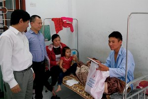 Ông Nguyễn Thịnh, Chủ tịch công đoàn PJICO và ông Lê Quang Trung thăm hỏi nạn nhân hôm 28/3