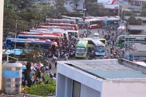 Hình ảnh khách đông nghẹt ở bến xe Miền Đông mỗi dịp lễ Tết