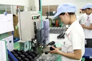 Công nhân trong một doanh nghiệp FDI tại Khu công nghiệp Tràng Duệ, Hải Phòng