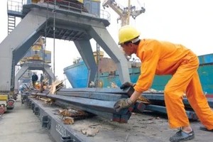 Thông tư 44 được cho là gây phiền phức cho doanh nghiệp nhập khẩu thép. Ảnh: Đức Thanh