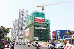 Các dự án căn hộ ở quận 7 khá hút khách nhờ lợi thế vị trí và hạ tầng phát triển - Ảnh: Lê Toàn