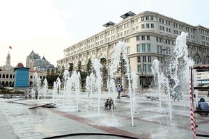 Đến ngày 24/4, tại Dự án cải tạo, nâng cấp đường Nguyễn Huệ (quận 1), không khí làm việc rất khẩn trương để kịp hoàn thành đúng tiến độ