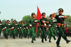 Thường xuyên củng cố, tăng cường sức mạnh quốc phòng để ứng phó kịp thời trong mọi tình huống       ảnh: Lê Toàn