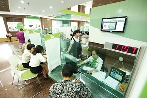 Cổ phiếu VCB - ngân hàng niêm yết lớn nhất Việt Nam, đã tăng 25% trong vòng 3 tháng cuối 2014 và đầu 2015 - Ảnh: Hoài Nam