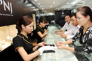 Đầu năm 2015, PNJ đã được Nhà nước cho phép mở dịch vụ kiểm định vàng trang sức, phân định tranh chấp về tuổi vàng giữa khách hàng và các tiệm vàng - Ảnh: Hoài Nam