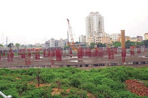  Nằm ngay dưới chân đường dẫn lên cầu Nhật Tân, dự án này sau nhiều năm mới chỉ hoàn thành phần móng và dừng thi công, không có rào chắn