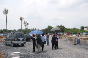 Các khách hàng đang thăm quan Dự án Cát Tường Phú Thạnh tại Long An