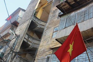 Môi trường sống ổn định, cùng với thị trường bất động sản ấm lên giúp giá của các căn hộ chung cư cũ tăng giá nhẹ - Ảnh: Hoài Nam