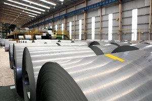 Cuộc đối đầu thép nội - thép ngoại đang khá chênh lệch - Ảnh: Hoài Nam