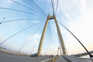 Nhiều dự án hạ tầng giao thông quy mô quốc gia được triển khai xây dựng tại Hải Phòng. Ảnh: Anh Tuấn