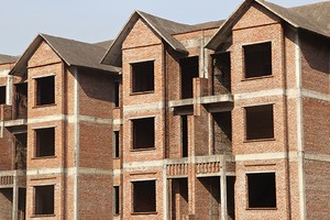 Nhiều nhà đầu tư thứ cấp bị "kẹt hàng" đất nền, nhà liền kề chỉ mong có cơ hội để đẩy hàng - Ảnh: Hoài Nam