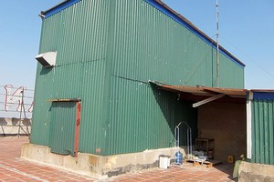 Mô tơ thang máy Tòa nhà Sakura được quây bao thô sơ bằng tôn. 
ảnh: Phương Anh