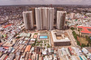 Hình thực tế tháng 5/2015 Dự án Him Lam Chợ Lớn với 1.456 căn hộ cao cấp đã xây xong, bắt đầu bàn giao cho khách hàng từ tháng 9/2015. Giai đoạn 2 của Dự án sẽ được mở bán trong tháng 6/2015 với giá 1,65 tỷ đồng/căn 85 m2 và người mua được trả chậm lên đế