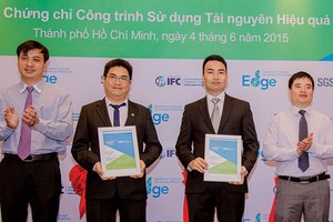 Đại diện Công ty Tiến Phát, chủ đầu tư Dự án The Ascent nhận chứng chỉ EDGE cho các công trình sử dụng tài nguyên hiệu quả 
