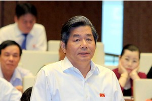 Bộ trưởng Bộ Kế hoạch và Đầu tư Bùi Quang Vinh giải đáp một số ý kiến của đại biểu Quốc hội chiều 8/6/2015. Ảnh Đức Thanh