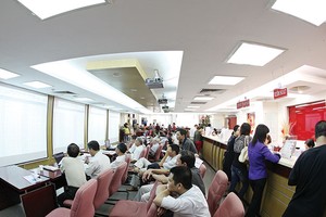 Thận trọng khi mua theo cổ đông nội bộ